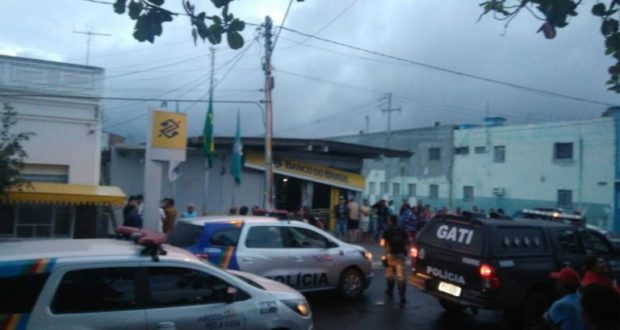 Criminosos fortemente armados detonam caixas do BB de Alagoinha-PE