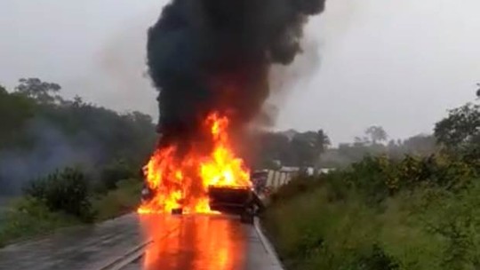 Caminhões pegam fogo após colisão e deixam 3 mortos na PE-95 em Caruaru