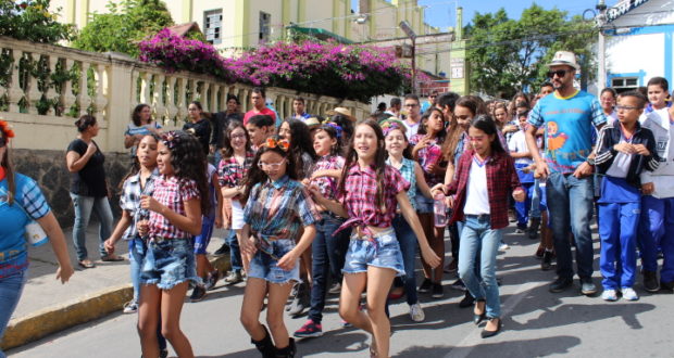 Fotos e vídeos do “Desfile Junino” da mais animada Turma de estudantes e professores que contagiou e animou a Praça Dom José Lopes, abrindo o São João de Pesqueira com o desfile da Imaculadrilha!