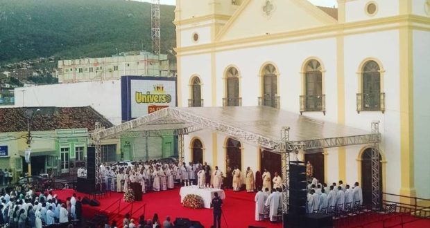 Dom José Luiz ordena três jovens diáconos e recebe homenagem do clero na Festa do Centenário