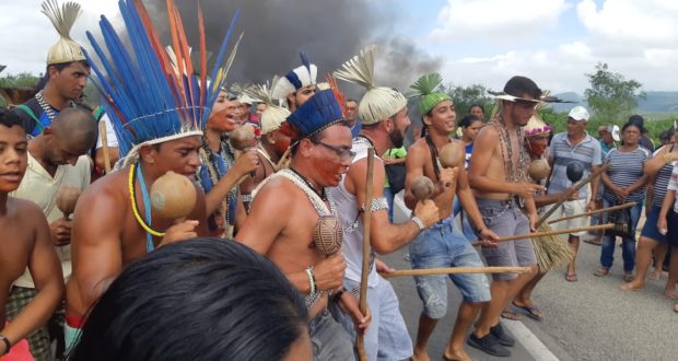 (Vídeo com as palavras do Cacique!) Agora vai, a Força indígena Xukuru entrou na Guerra pela “Água do Rio São Francisco” e fechou a BR 232