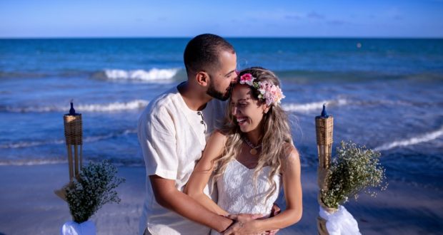 Sem convidados, casal realiza cerimônia de casamento em praia de PE e gasta cerca de R$ 500
