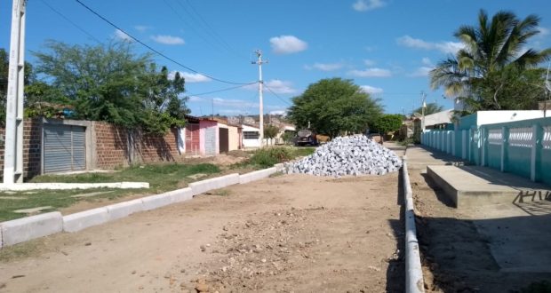 (Notícia boa!) A Prefeita Maria José dá início a mais uma Pavimentação de Rua na Zona Rural de nossa Cidade