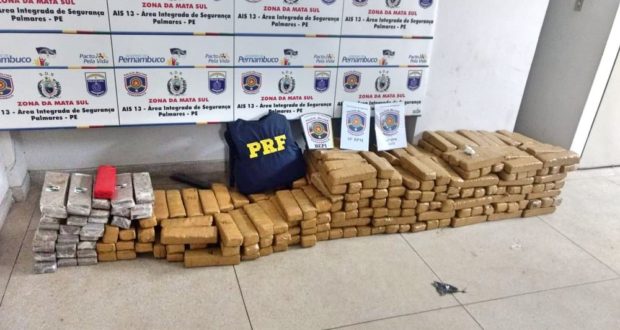 Cinco homens são detidos com cerca de 280 kg de maconha na BR-101, em Água Preta