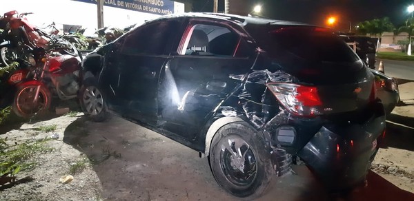 Motorista é detido com carro roubado após capotar em Gravatá