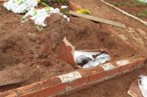 Polícia investiga caso de mulher que teve corpo retirado da cova em Gravataí