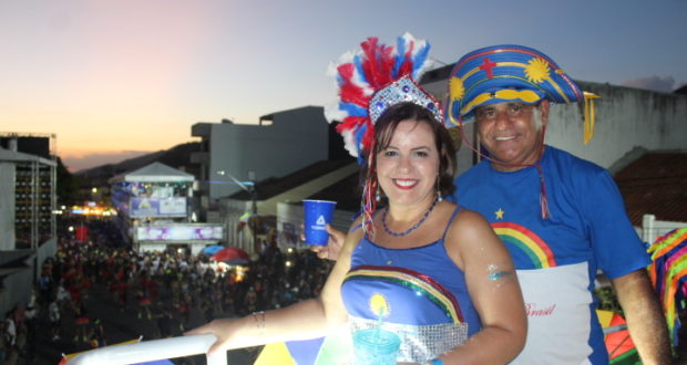 (259 Fotos e vídeos!) No segundo dia, de homenagens ao Grupo Torres, o Lira vestiu as cores da Bandeira Pernambucana e teve um Show especial do Bartô (o Rei do Brega de Pesqueira-PE)
