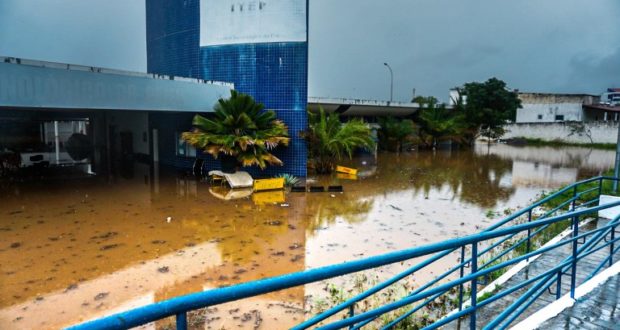 Rio Pajeú inunda lojas, supermercados e até Centro Administrativo em Serra Talhada