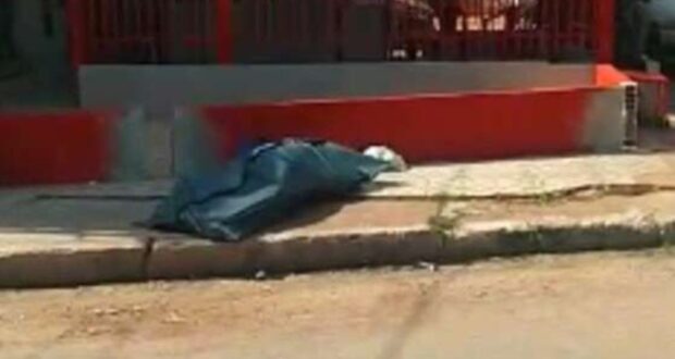 Corpo de vigilante morto com suspeita de Covid-19 é coberto e deixado na calçada