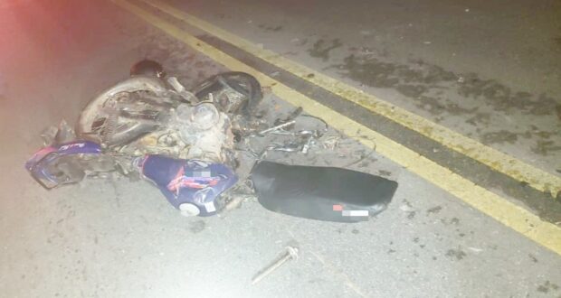 Colisão entre moto e caminhão deixa dois homens mortos na BR-232, em Belo Jardim