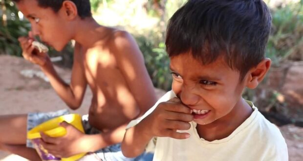 Retrato da fome: caldo com ossos alimenta família por três dias em Cuiabá