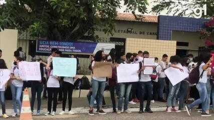 Alunos protestam contra caso de assédio sexual em escola estadual de Caruaru; veja VÍDEO