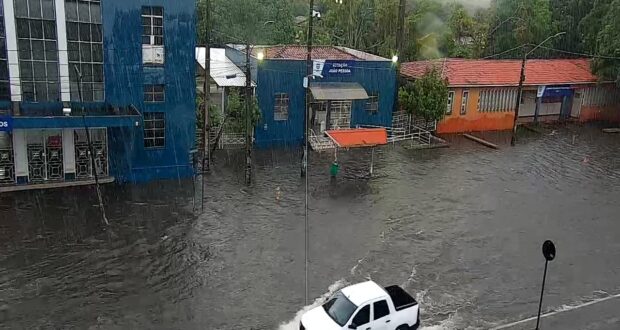 Após fortes chuvas, aeronaves não conseguem pousar em João Pessoa e voos seguem para Recife