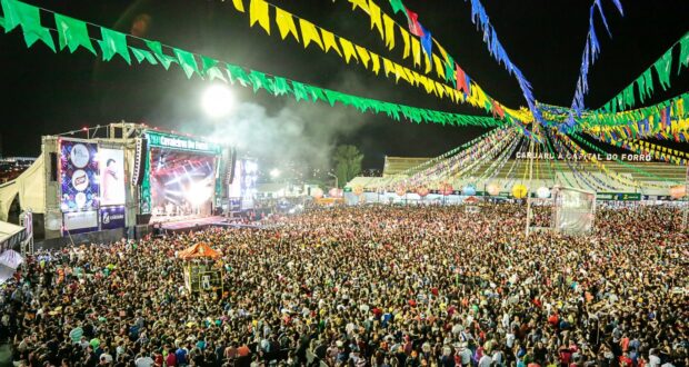 Pátio de Eventos tem público de 50 mil pessoas na 2ª noite do São João de Caruaru