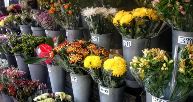 Supermercados costumam utilizar flores para chamar seus clientes