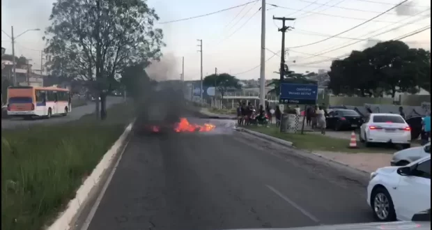 Manifestantes ateiam fogo a pneus e bloqueiam PE-15 em protesto por moradia, em Paulista