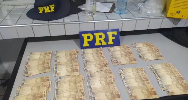 PRF descobre material de campanha eleitoral e R$10 mil durante fiscalização em Serra Talhada