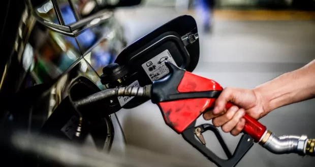 Preço da gasolina sobe nos postos pela quarta semana seguida, diz ANP