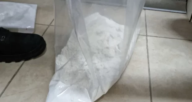 PF apreende 5 quilos de cocaína e 13,5 quilos de maconha e prende em flagrante maquiadora e motoboy no aeroporto do Recife