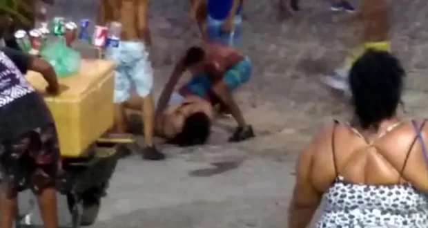 Mulher é derrubada no chão e atacada por assaltantes em prévia de carnaval em Olinda