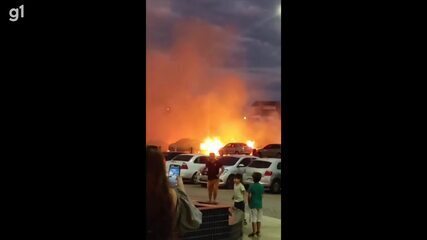 VÍDEO: carros são incendiados em estacionamento de shopping de Serra Talhada