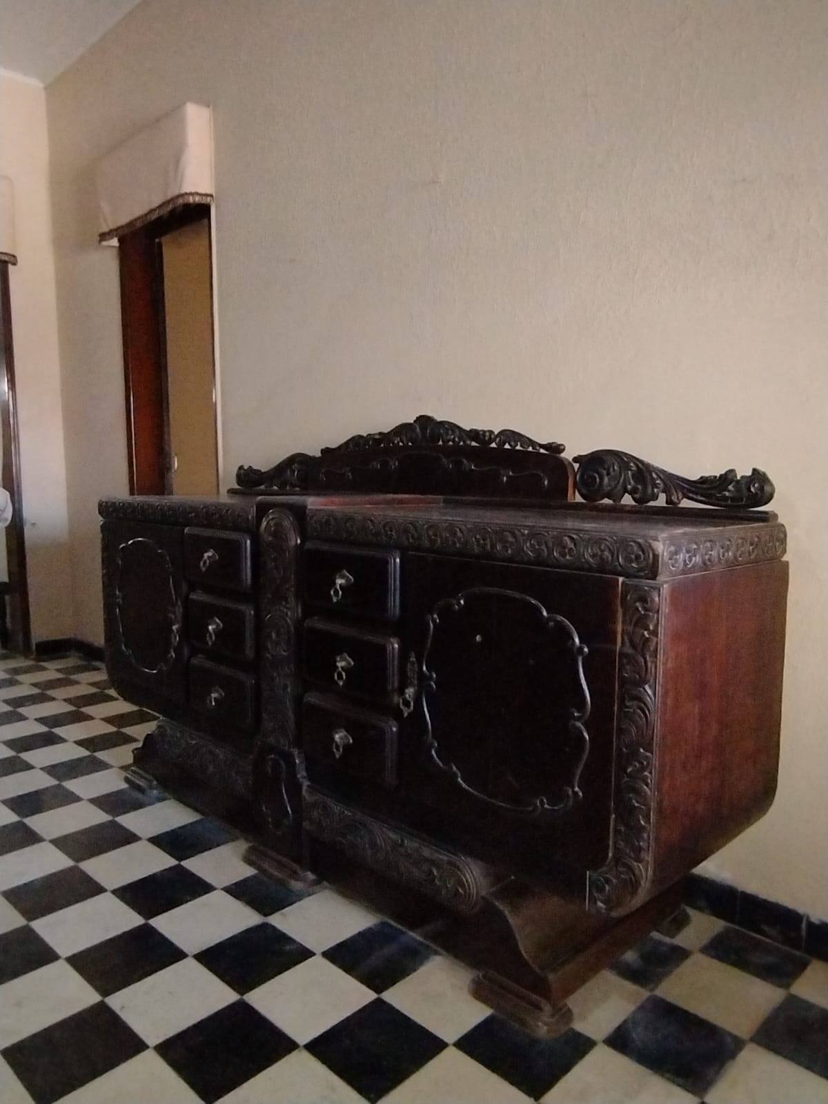 “Relíquias à venda: Móveis Antigos de mais de 80 anos em Pesqueira-PE”